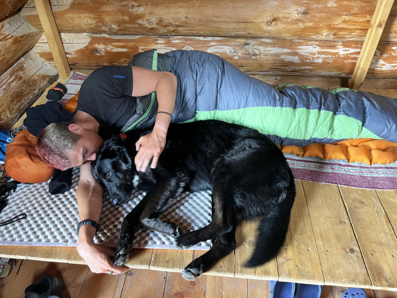 Spánok na nafukovacej karimatke