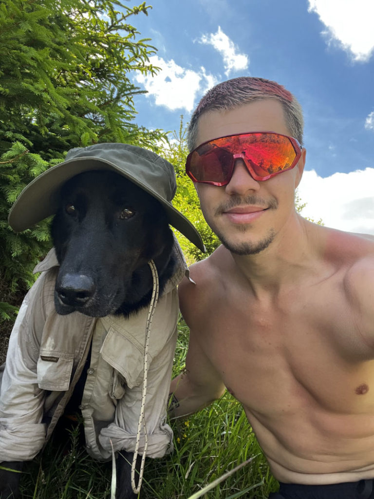 Hektor s oblečením na ochranu pred slnkom